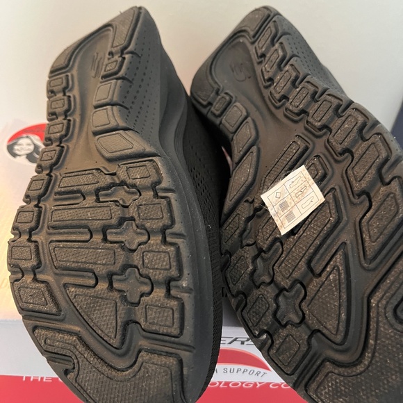 Brand new Arch Fit wide fit sketchers Bog League - Picture 4 of 4